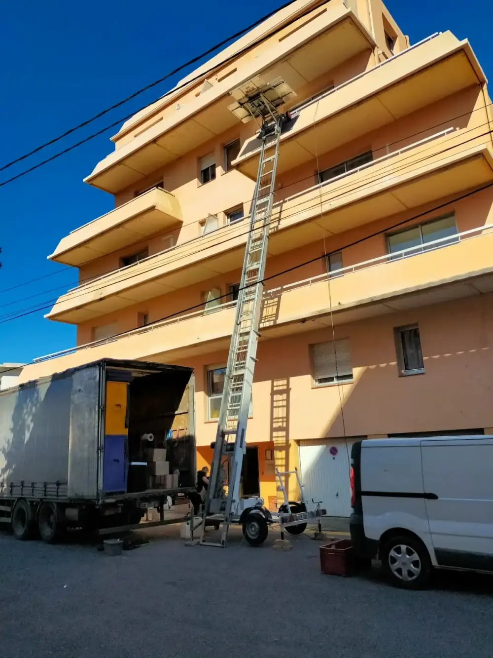 Monte charges à Clapiers